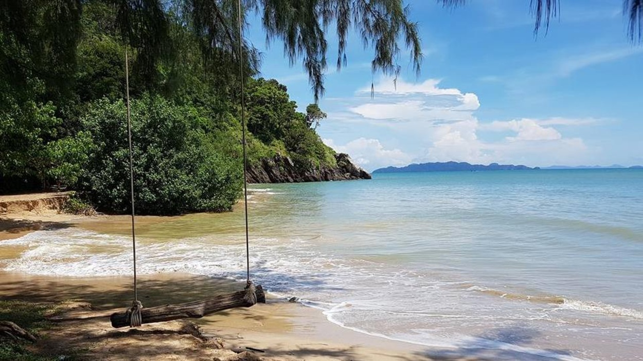 Une balançoire, la mer et des arbres du parc national de Mu Koh Lanta, en Thaïlande Une balançoire, la mer et des arbres du parc national de Mu Koh Lanta, en Thaïlande