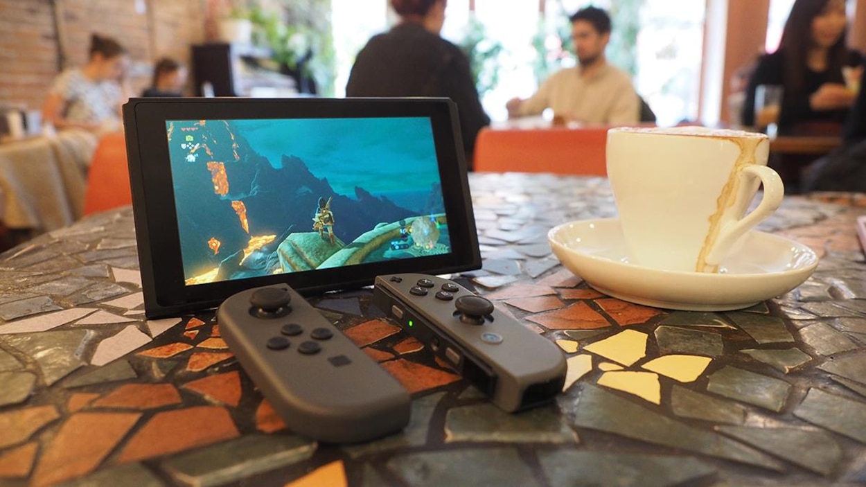 La console de jeux vidéo Nintendo Switch. La console de jeux vidéo Nintendo Switch.