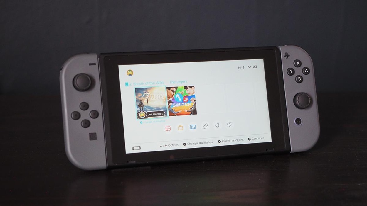 La console de jeux vidéo Nintendo Switch. La console de jeux vidéo Nintendo Switch.