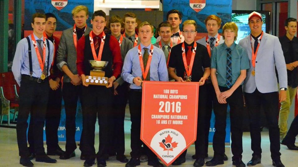 L'équipe de la Saskatchewan des moins de 16 ans avec la bannière des champions. L'équipe de la Saskatchewan des moins de 16 ans avec la bannière des champions.