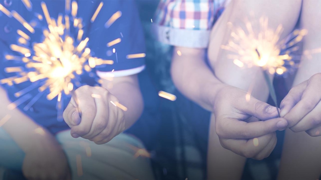 Deux enfants tiennent des bougies dans leurs mains pour célébrer la Saint-Jean-Baptiste Deux enfants tiennent des bougies dans leurs mains pour célébrer la Saint-Jean-Baptiste