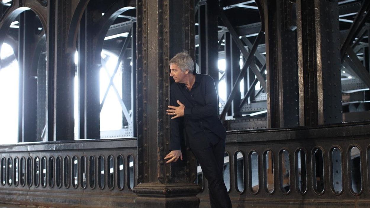 L'artiste est adossé au pilier d'un pont. L'artiste est adossé au pilier d'un pont.