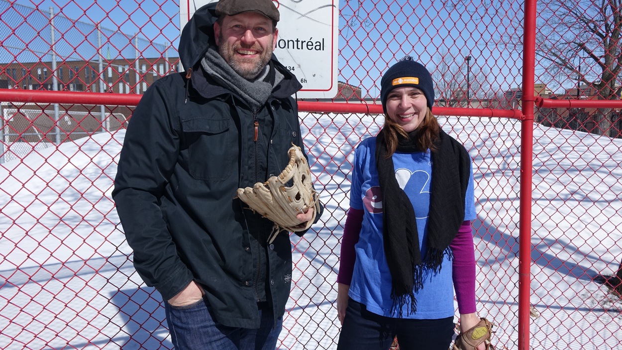 Jean-François Nadeau et Annie Desrochers posent avec leur gant de baseball. Jean-François Nadeau et Annie Desrochers posent avec leur gant de baseball.