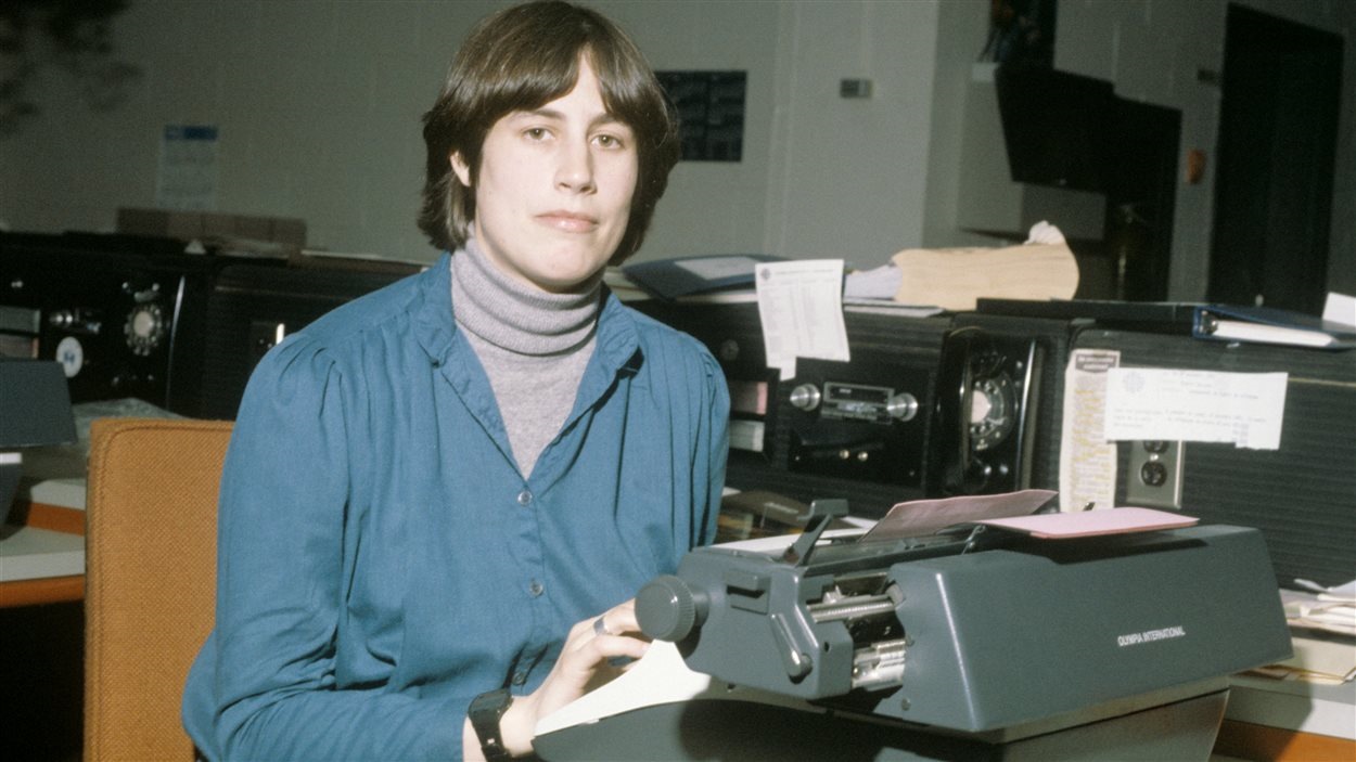 La journaliste Chantal Hébert est assise devant une machine à écrire. La journaliste Chantal Hébert est assise devant une machine à écrire.