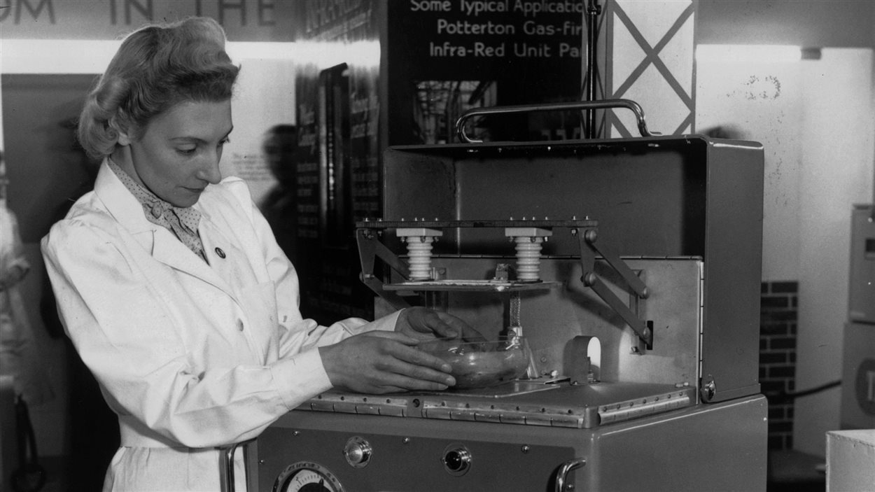 L'un des premiers micro-ondes en 1947 L'un des premiers micro-ondes en 1947
