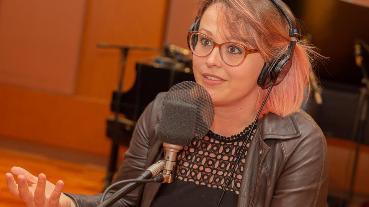 La femme est en entrevue à la radio. La femme est en entrevue à la radio.