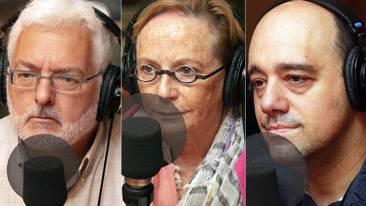 Un homme, une femme et un autre homme sont devant un micro. Un homme, une femme et un autre homme sont devant un micro.