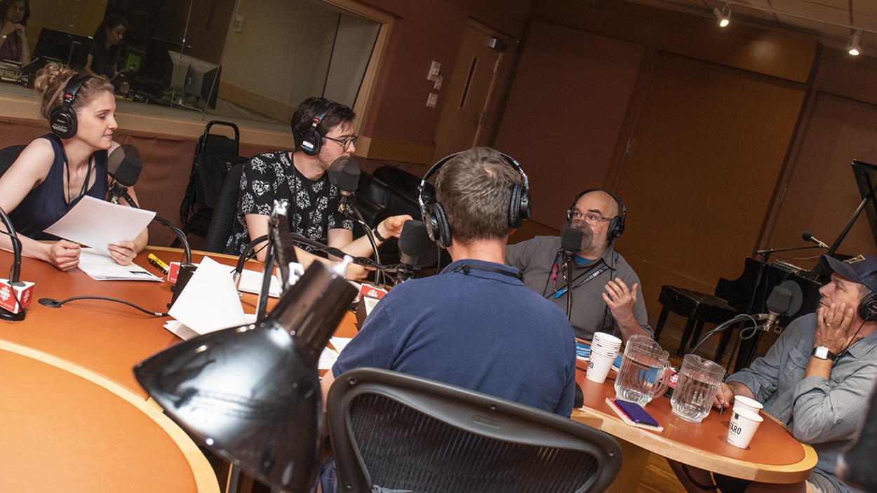 Myriam Kessiby, Marc-André Sabourin, Alain Brunet et Mario Pelchat au micro de Stéphan Bureau. Myriam Kessiby, Marc-André Sabourin, Alain Brunet et Mario Pelchat au micro de Stéphan Bureau.