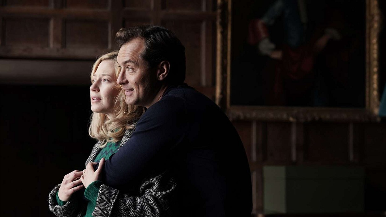 Jude Law enlace Carrie Coon sur cette photo tirée du film <i>The Nest</i>, de Sean Durkin. Jude Law enlace Carrie Coon sur cette photo tirée du film <i>The Nest</i>, de Sean Durkin.