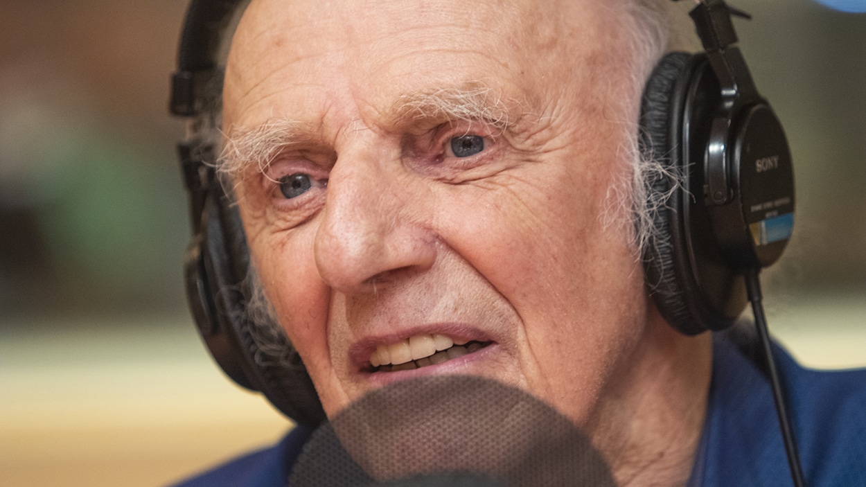 Gilles Vigneault au micro de Stéphan Bureau. Gilles Vigneault au micro de Stéphan Bureau.