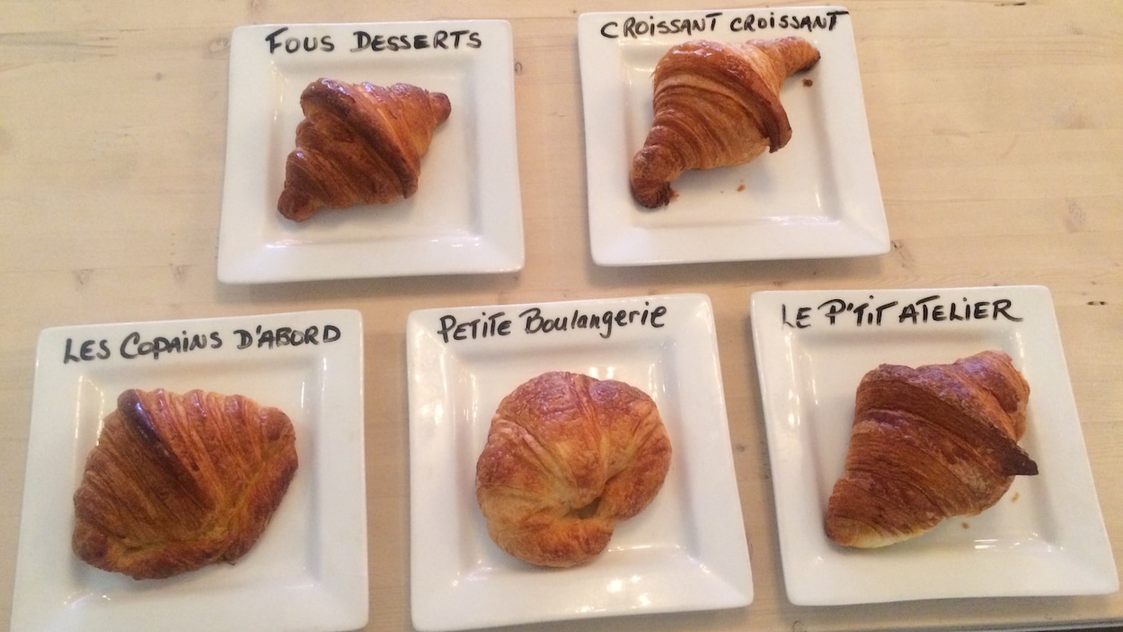 Cinq croissants de cinq boulangeries de Montréal sont identifiés sur des assiettes Cinq croissants de cinq boulangeries de Montréal sont identifiés sur des assiettes