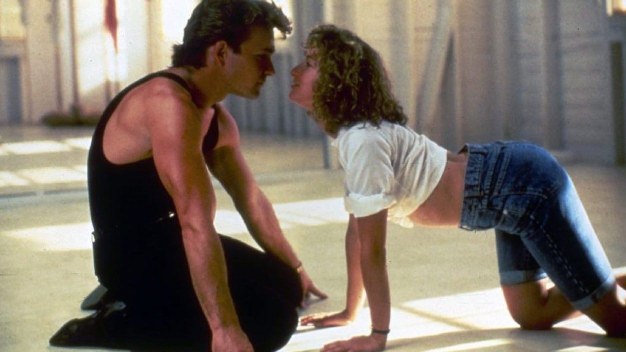 Jennifer Grey (Baby Houseman) danse en regardant dans les yeux Patrick Swayze (Johnny Castle) Jennifer Grey (Baby Houseman) danse en regardant dans les yeux Patrick Swayze (Johnny Castle)