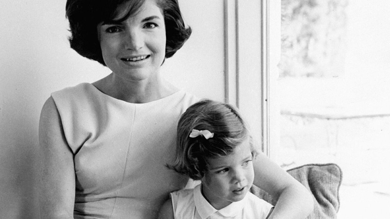 Jackie Kennedy et sa fille Caroline (photo non-datée) Jackie Kennedy et sa fille Caroline (photo non-datée)