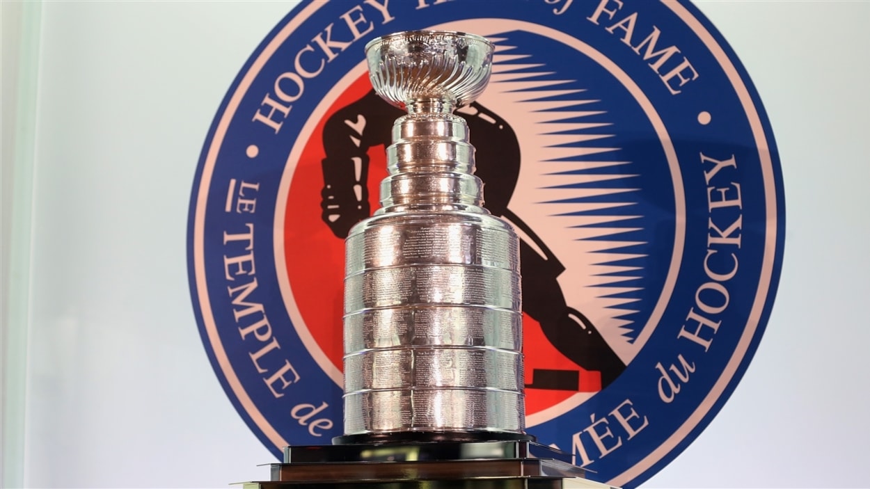 La coupe Stanley exposée au Temple de la renommée du hockey. La coupe Stanley exposée au Temple de la renommée du hockey.