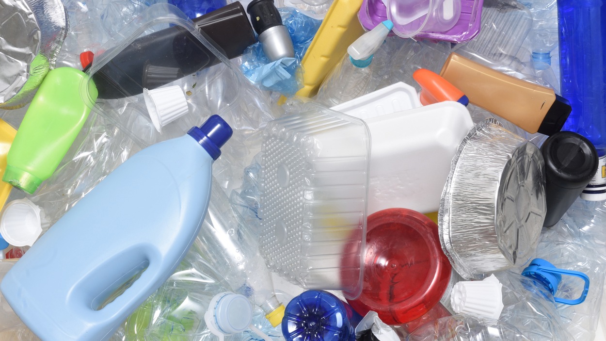Des articles en plastique. Des articles en plastique.