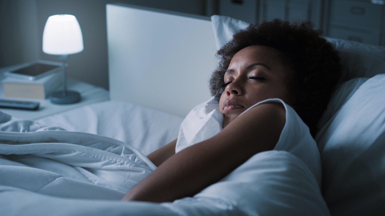 Une femme dort. Une femme dort.