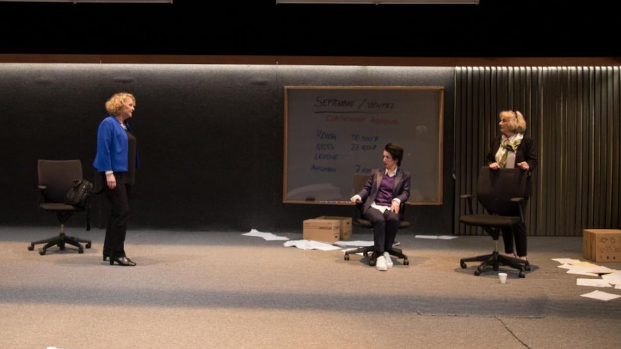 Les comédiennes Isabelle Miquelon, Guillermina Kerwin et Micheline Lanctôt dans <em>Glengarry Glen Ross</em>, une production de TransThéâtre Les comédiennes Isabelle Miquelon, Guillermina Kerwin et Micheline Lanctôt dans <em>Glengarry Glen Ross</em>, une production de TransThéâtre