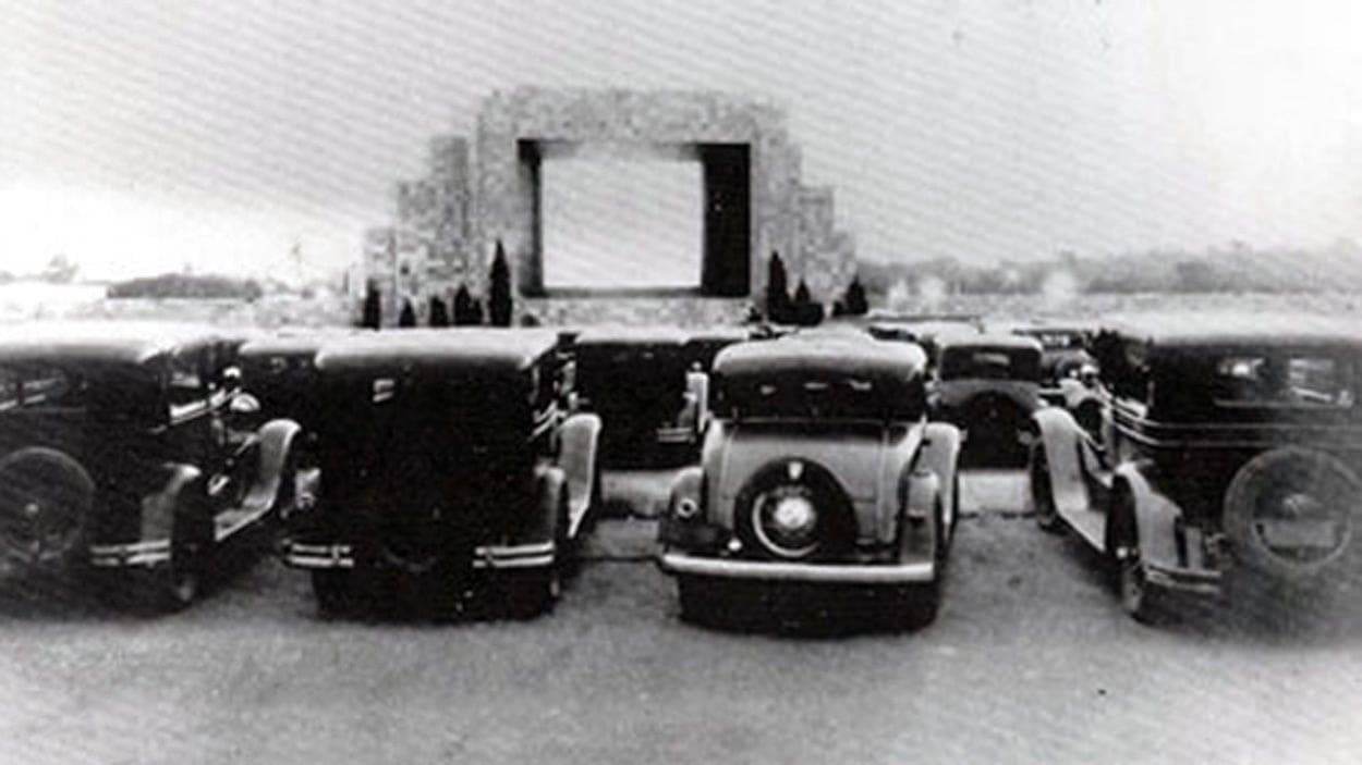 Photo en noir et blanc de voiture des années 1930 dans un ciné-parc. Photo en noir et blanc de voiture des années 1930 dans un ciné-parc.