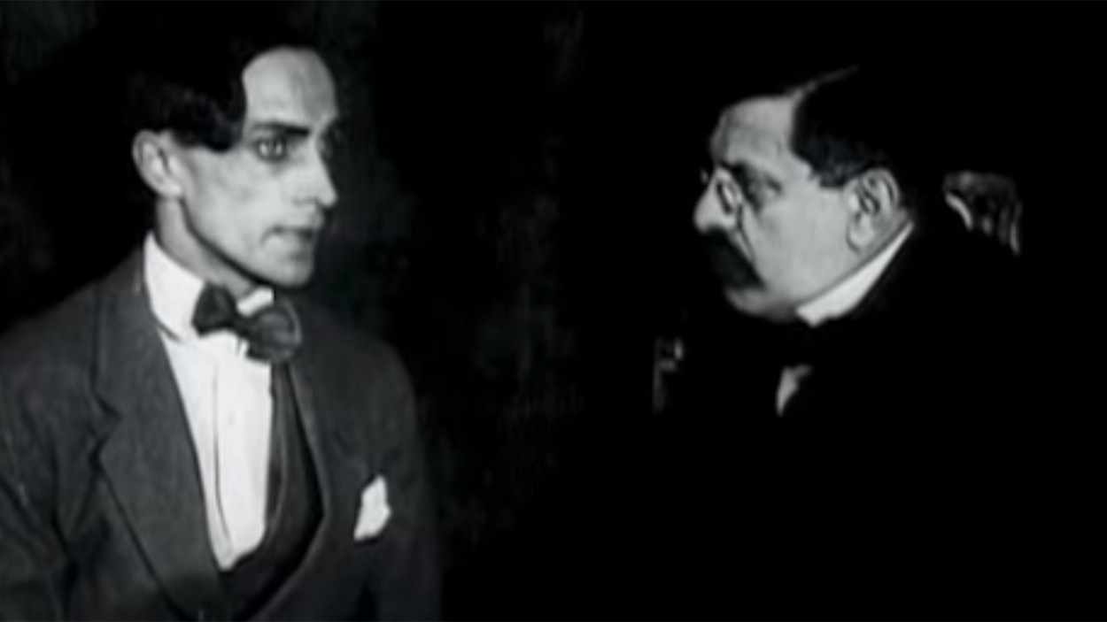Magnus Hirschfeld dans le film <i>Différent des autres</i> (1919). Magnus Hirschfeld dans le film <i>Différent des autres</i> (1919).