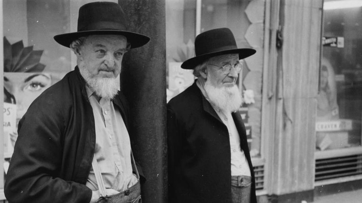 Deux hommes à barbe blanche dans la rue. Deux hommes à barbe blanche dans la rue.
