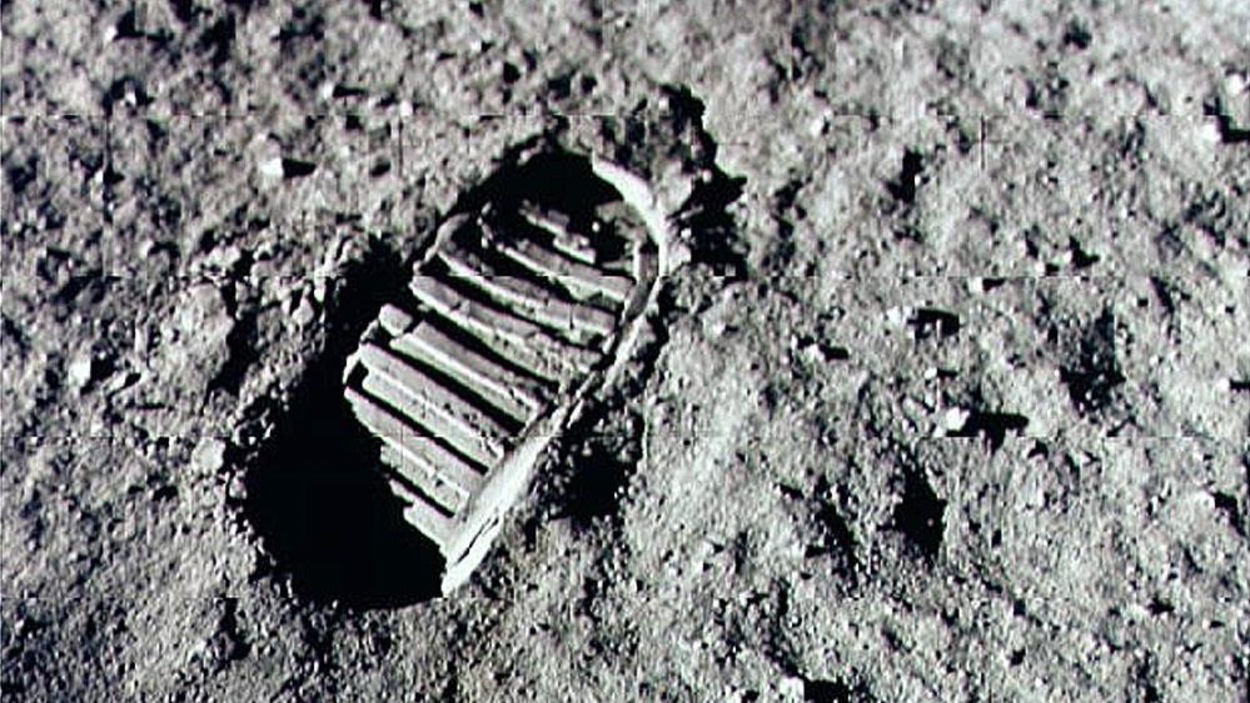 L'empreinte de Neil Armstrong laissée dans le sol sur la Lune. L'empreinte de Neil Armstrong laissée dans le sol sur la Lune.