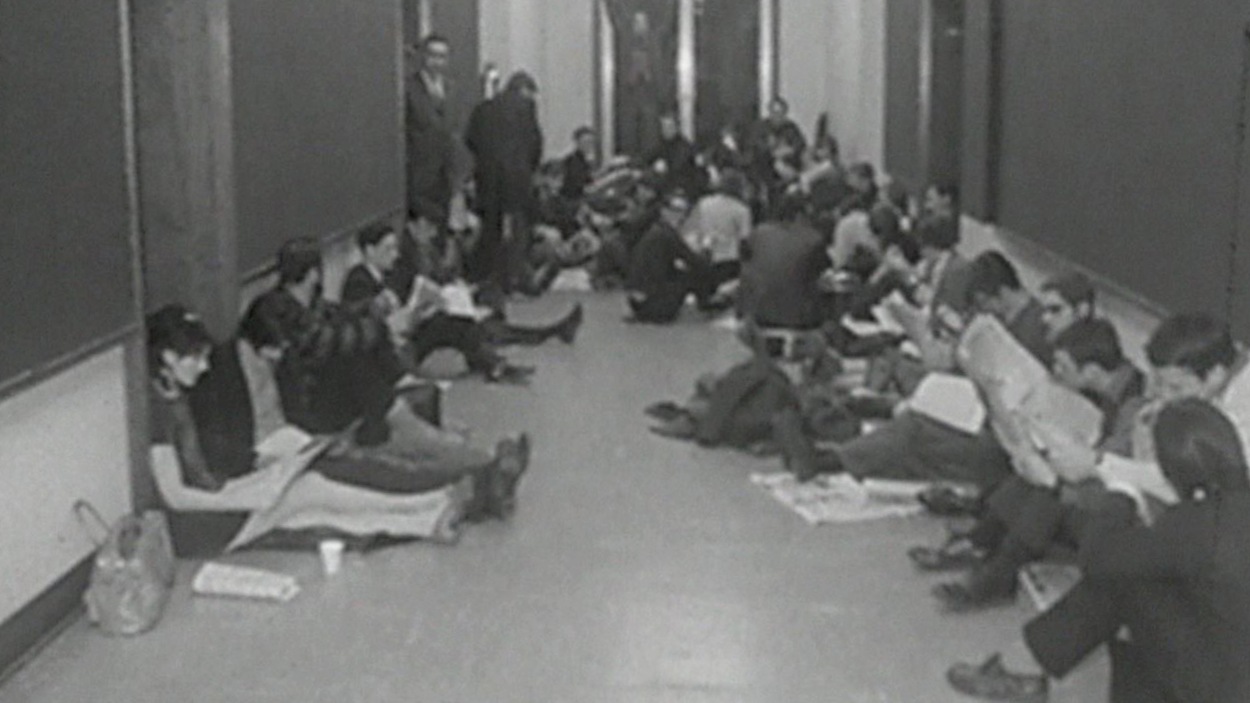 Des cégépiens occupent le corridor lors de la grève étudiante de 1968. Des cégépiens occupent le corridor lors de la grève étudiante de 1968.