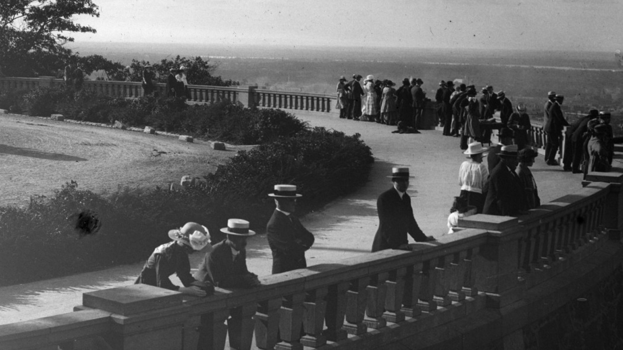 Des personnes admirent Montréal à partir du belvédère du mont Royal. Des personnes admirent Montréal à partir du belvédère du mont Royal.