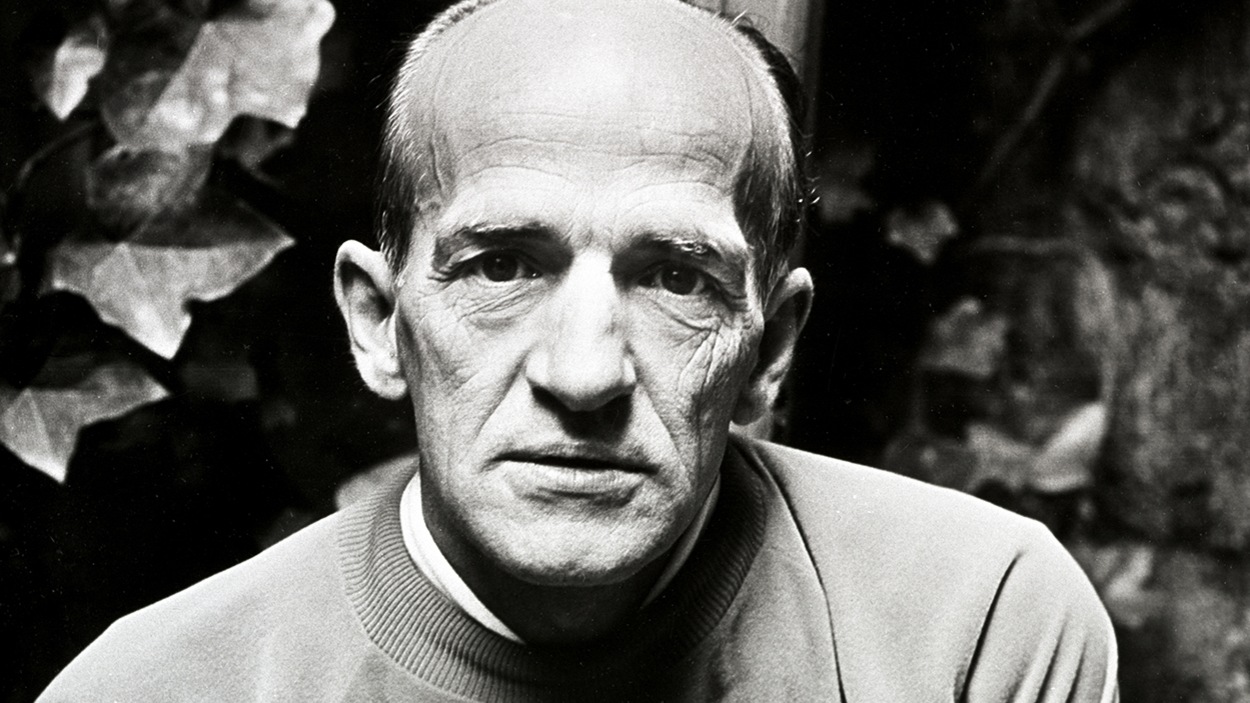 Paul-Émile Borduas pose devant des plantes. Paul-Émile Borduas pose devant des plantes.