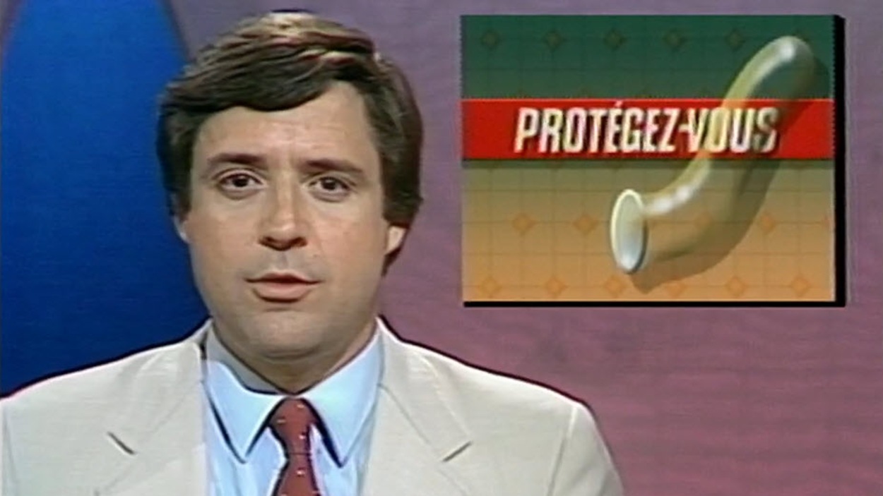Charles Tisseyre présente un bulletin de nouvelles. L'image de la mortaise est un condom avec le titre Protégez-vous. Charles Tisseyre présente un bulletin de nouvelles. L'image de la mortaise est un condom avec le titre Protégez-vous.