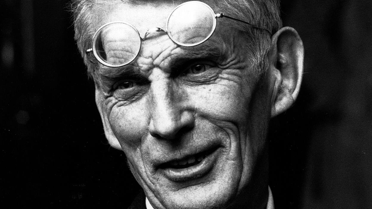 Photo en noir et blanc d'un homme avec des lunettes sur le front. Photo en noir et blanc d'un homme avec des lunettes sur le front.