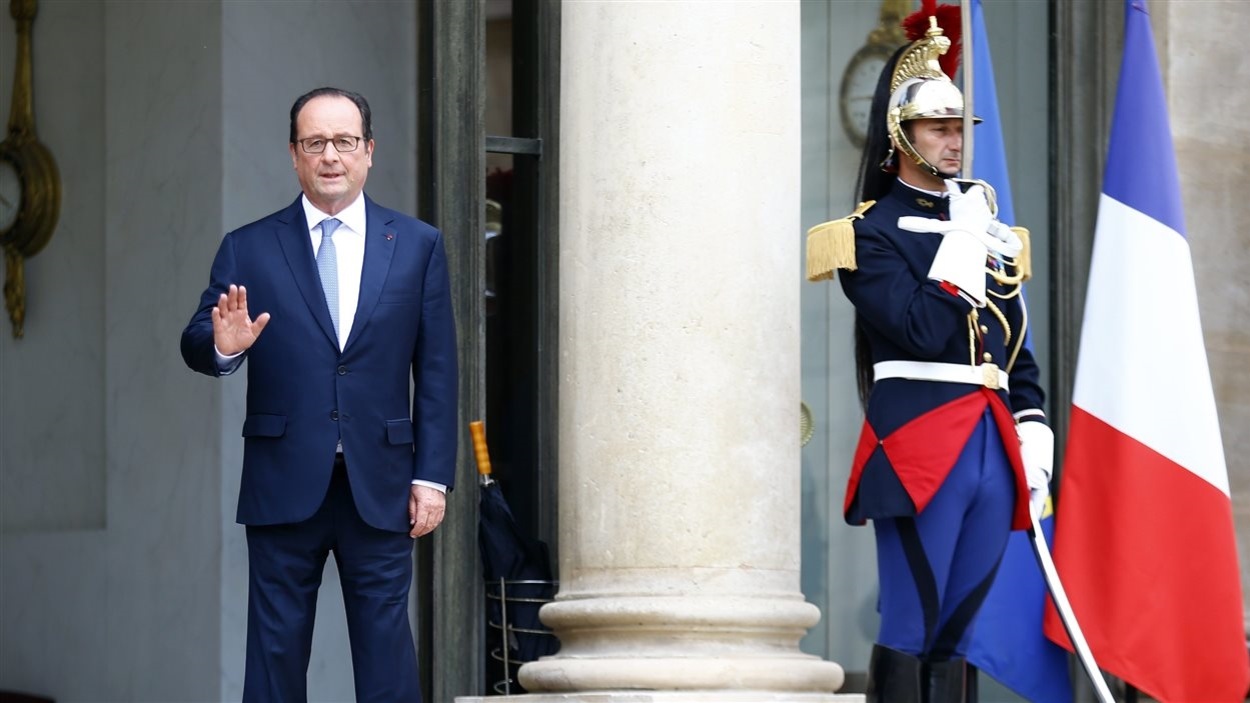 François Hollande à l'Élysée, après avoir reçu la chancelière allemande Angela Merkel. François Hollande à l'Élysée, après avoir reçu la chancelière allemande Angela Merkel.