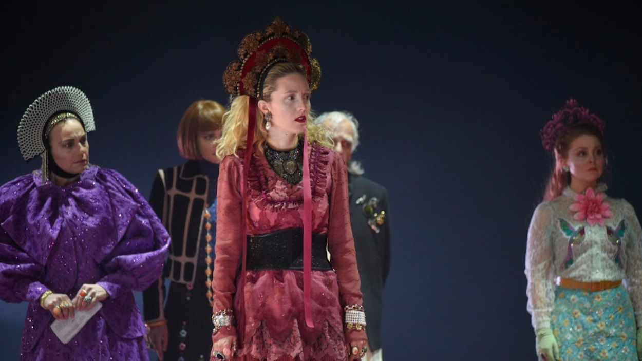 Macha Limonchik, Evelyne Brochu et Rebecca Vachon dans L'idiot, au Théâtre du Nouveau Monde Macha Limonchik, Evelyne Brochu et Rebecca Vachon dans L'idiot, au Théâtre du Nouveau Monde