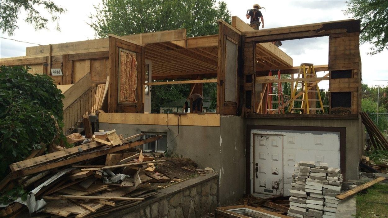 Une maison en construction avec une structure apparente de bois. Une maison en construction avec une structure apparente de bois.