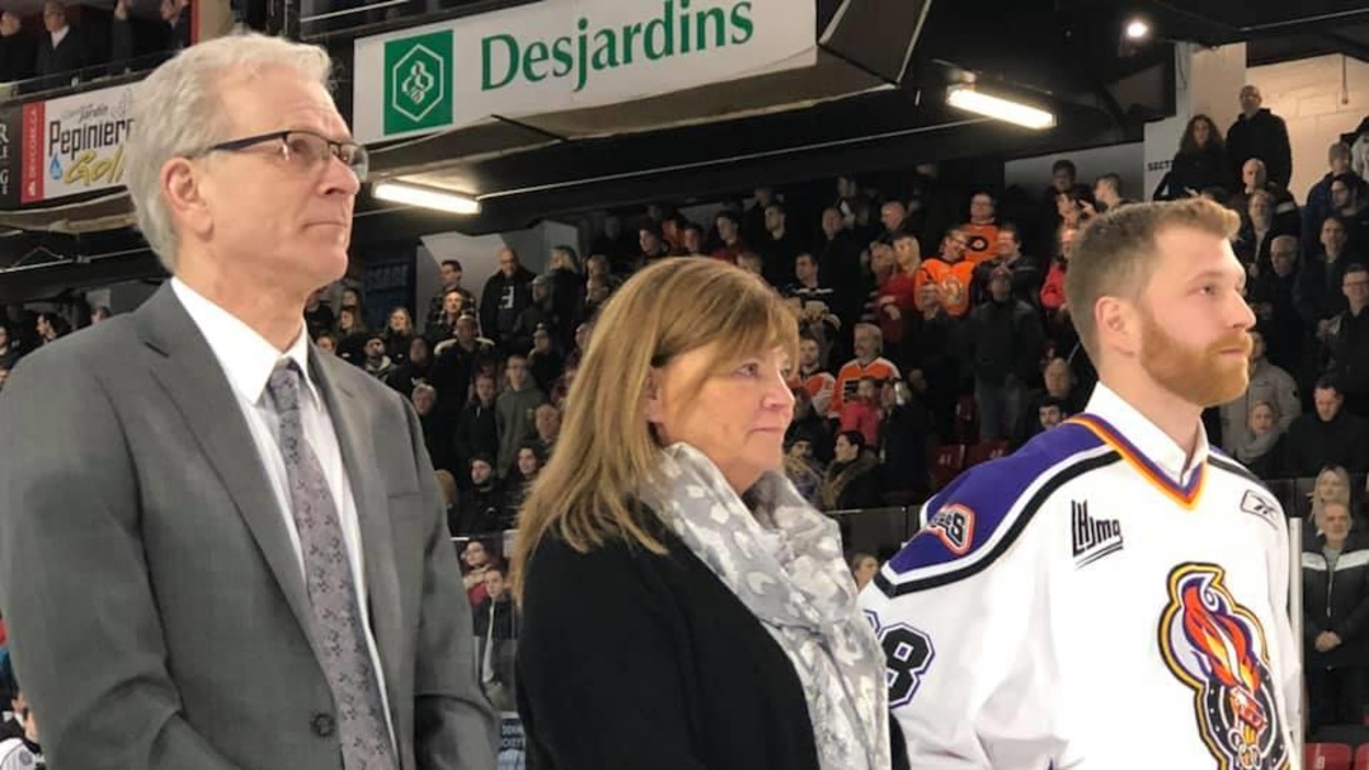 Les Giroux sur la patinoire pendant la cérémonie de retraite du numéro 28 chez les Olympiques de Gatineau Les Giroux sur la patinoire pendant la cérémonie de retraite du numéro 28 chez les Olympiques de Gatineau