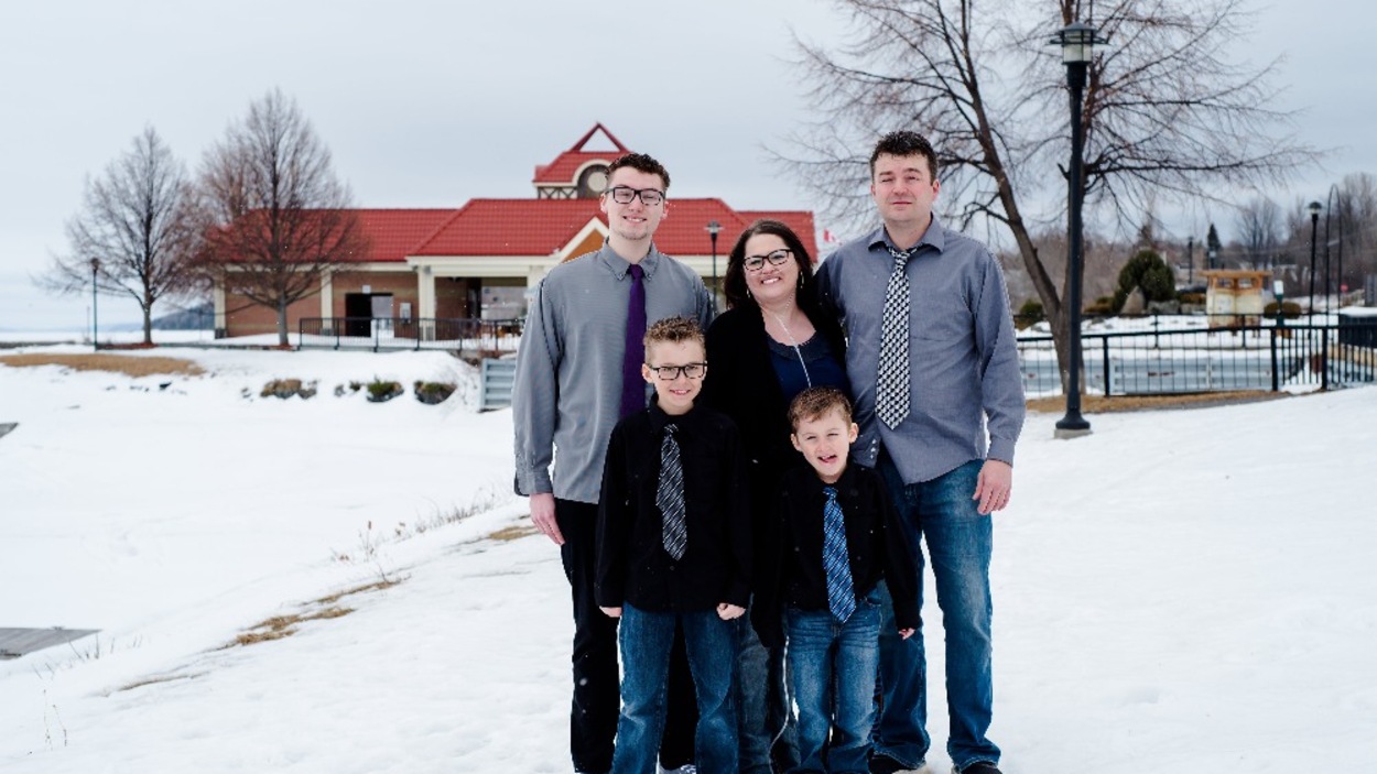 Vicky Pineau avec sa famille dans une photo dehors, scène hivernale à Temiskaming Shores Vicky Pineau avec sa famille dans une photo dehors, scène hivernale à Temiskaming Shores