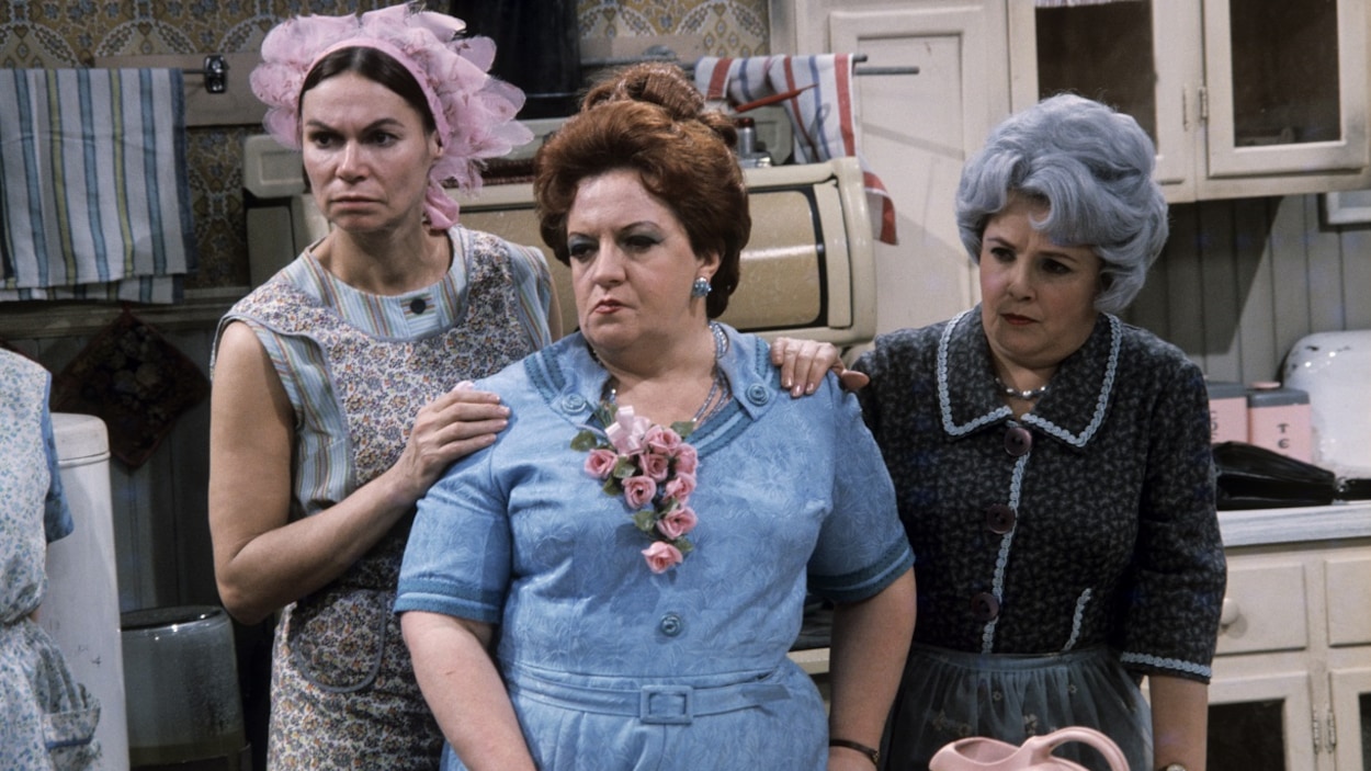 Dans une cuisine se trouvent les actrices Monique Mercure, Denise Proulx et Eve Gagnier qui jouent la pièce Les Belles-soeurs de Michel Tremblay. Dans une cuisine se trouvent les actrices Monique Mercure, Denise Proulx et Eve Gagnier qui jouent la pièce Les Belles-soeurs de Michel Tremblay.