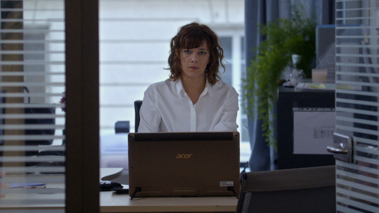 L'actrice Céline Sallette incarne une gestionnaire des ressources humaines sordide dans le film <i>Crise R.H.</i>. L'actrice Céline Sallette incarne une gestionnaire des ressources humaines sordide dans le film <i>Crise R.H.</i>.