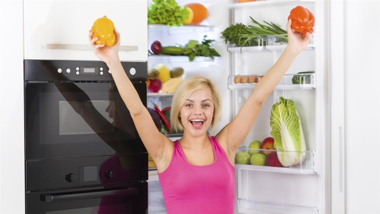Une femme qui tient des légumes Une femme qui tient des légumes