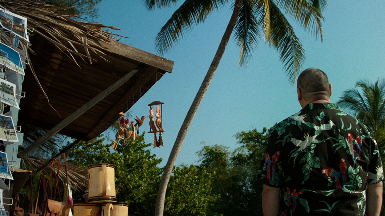 Ludovic Berthillot de dos dans un paysage tropical dans une image tirée du film <i>All You Can Eat Bouddha</i>, d'Ian Lagarde Ludovic Berthillot de dos dans un paysage tropical dans une image tirée du film <i>All You Can Eat Bouddha</i>, d'Ian Lagarde