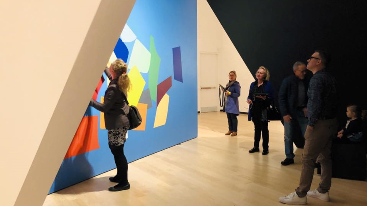 Des gens observent une pièce de l'exposition <i>Marcel Barbeau : en mouvement</i>, présentée au Musée national des beaux-arts du Québec. Des gens observent une pièce de l'exposition <i>Marcel Barbeau : en mouvement</i>, présentée au Musée national des beaux-arts du Québec.