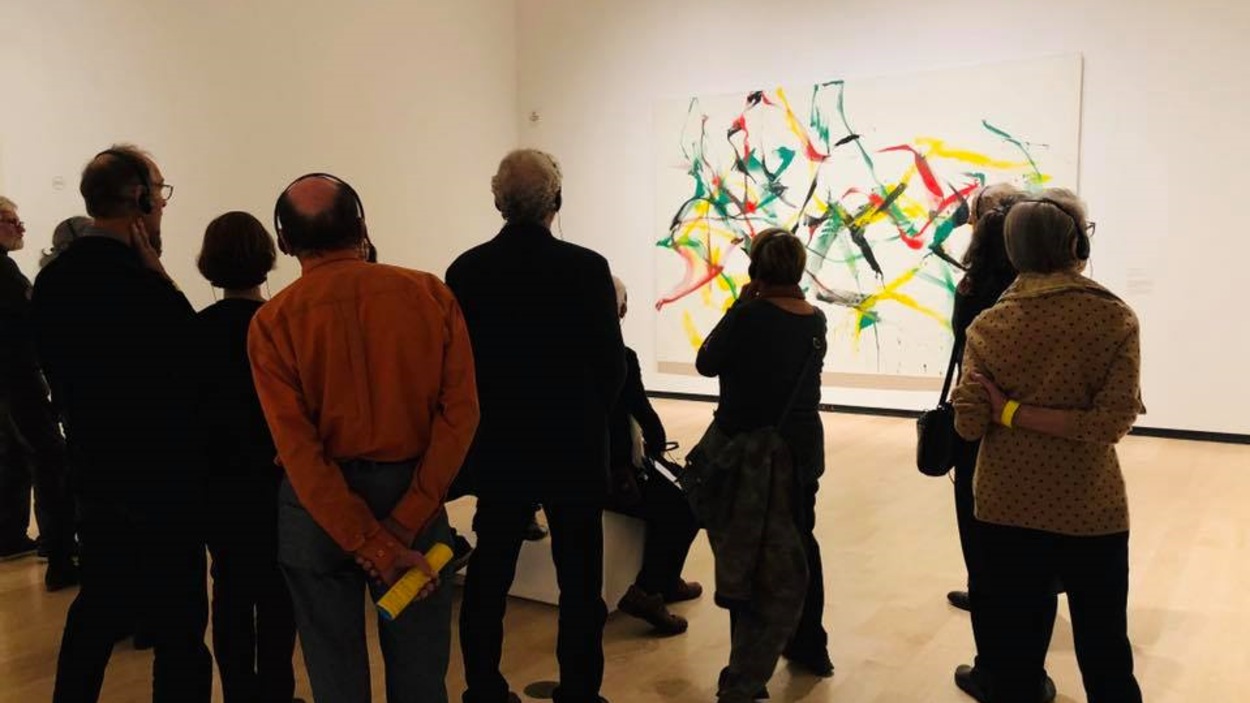 Des gens observent une pièce de l'exposition <i>Marcel Barbeau : en mouvement</i>, présentée au Musée national des beaux-arts du Québec. Des gens observent une pièce de l'exposition <i>Marcel Barbeau : en mouvement</i>, présentée au Musée national des beaux-arts du Québec.