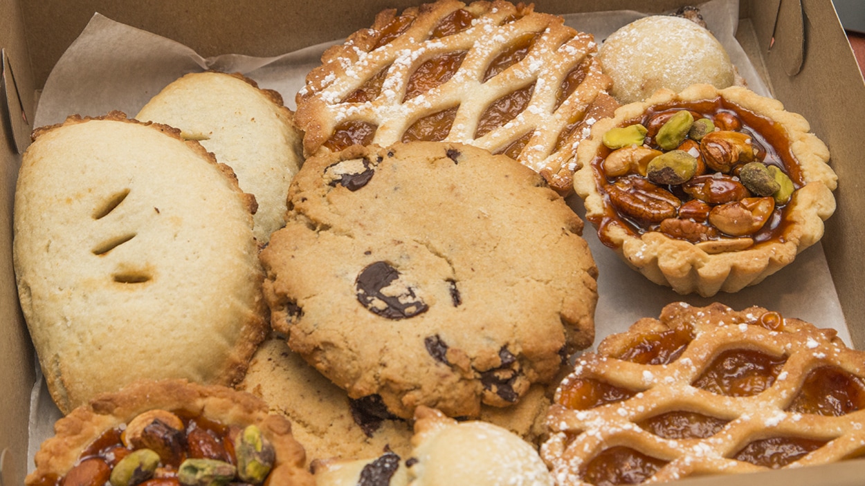 Des pâtisseries véganes dans une boîte. Des pâtisseries véganes dans une boîte.