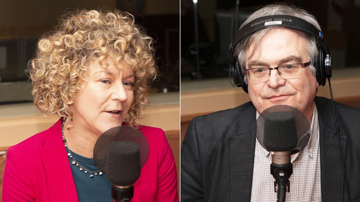 Une femme et un homme sont dans un studio de radio. Une femme et un homme sont dans un studio de radio.