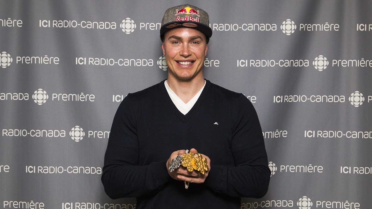 Le champion du monde de ski Erik Guay pose fièrement avec ses médailles. Le champion du monde de ski Erik Guay pose fièrement avec ses médailles.