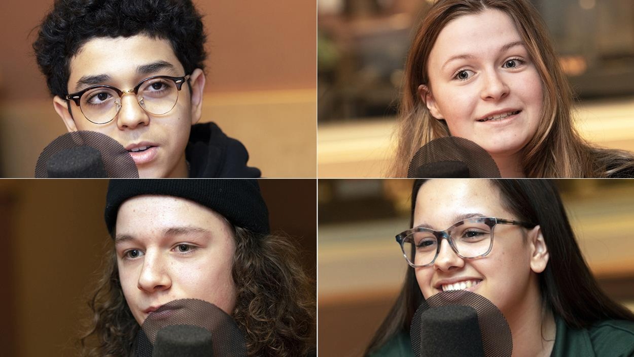 Photomontage de quatre jeunes, deux garçons et deux filles, dans un studio de radio. Photomontage de quatre jeunes, deux garçons et deux filles, dans un studio de radio.