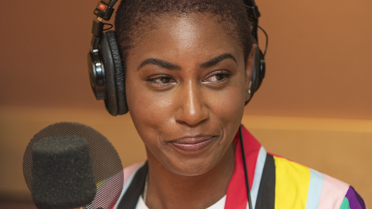 Dominique Fils-Aimé au micro de Catherine Perrin. Dominique Fils-Aimé au micro de Catherine Perrin.