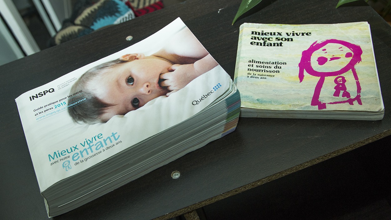 Le guide <i>Mieux vivre avec notre enfant</i>, édition 2015, et celle datant de 1985, tous deux posés sur une table Le guide <i>Mieux vivre avec notre enfant</i>, édition 2015, et celle datant de 1985, tous deux posés sur une table