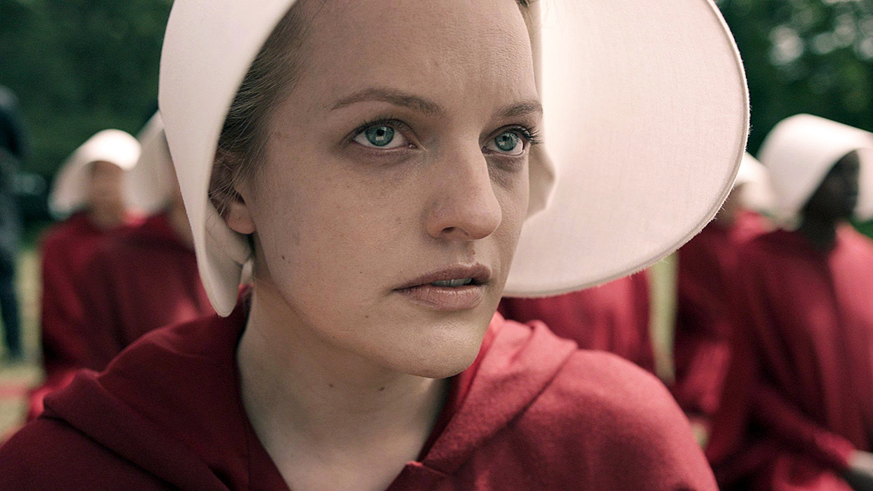 Elisabeth Moss dans <i>La servante écarlate</i> (<i>The Handmaid's Tale</i>). Elisabeth Moss dans <i>La servante écarlate</i> (<i>The Handmaid's Tale</i>).