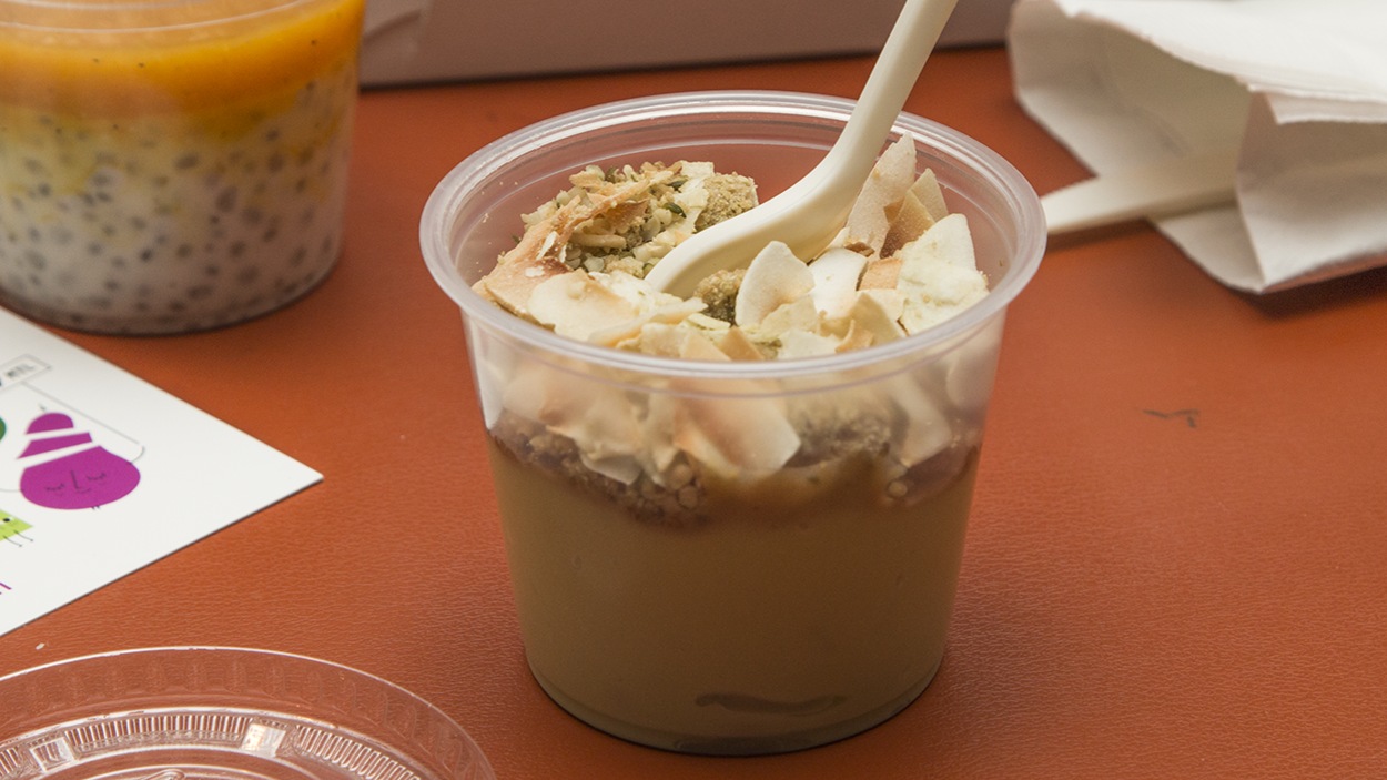 Un coupe de dessert aux amandes. Un coupe de dessert aux amandes.