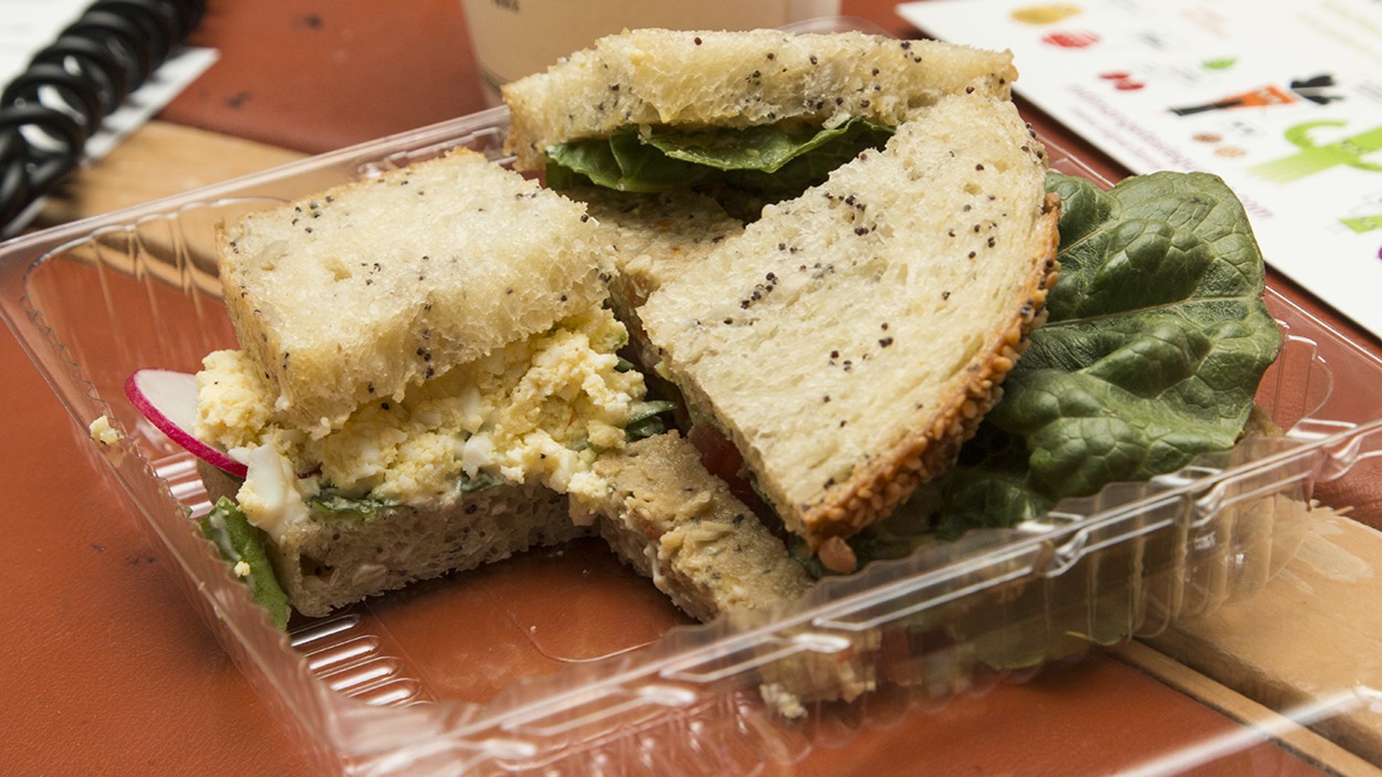 Un sandwich aux œufs et aux épinards. Un sandwich aux œufs et aux épinards.